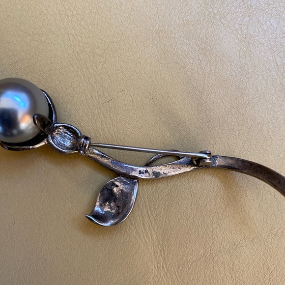 Vintage Sterling Silver Marcasite and Flower Gray Pearl Brooch. - Picture 4 of 4